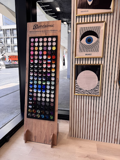 Présentoir de verres solaires chez EYES B&B